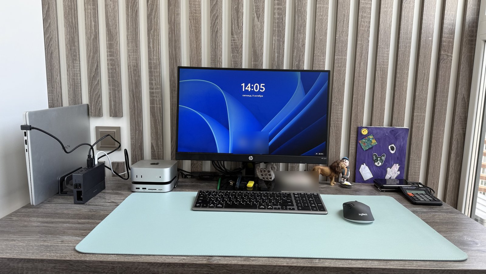 Рабочий стол: Mac mini, монитор HP и ноутбук Honor на вертикальной стойке