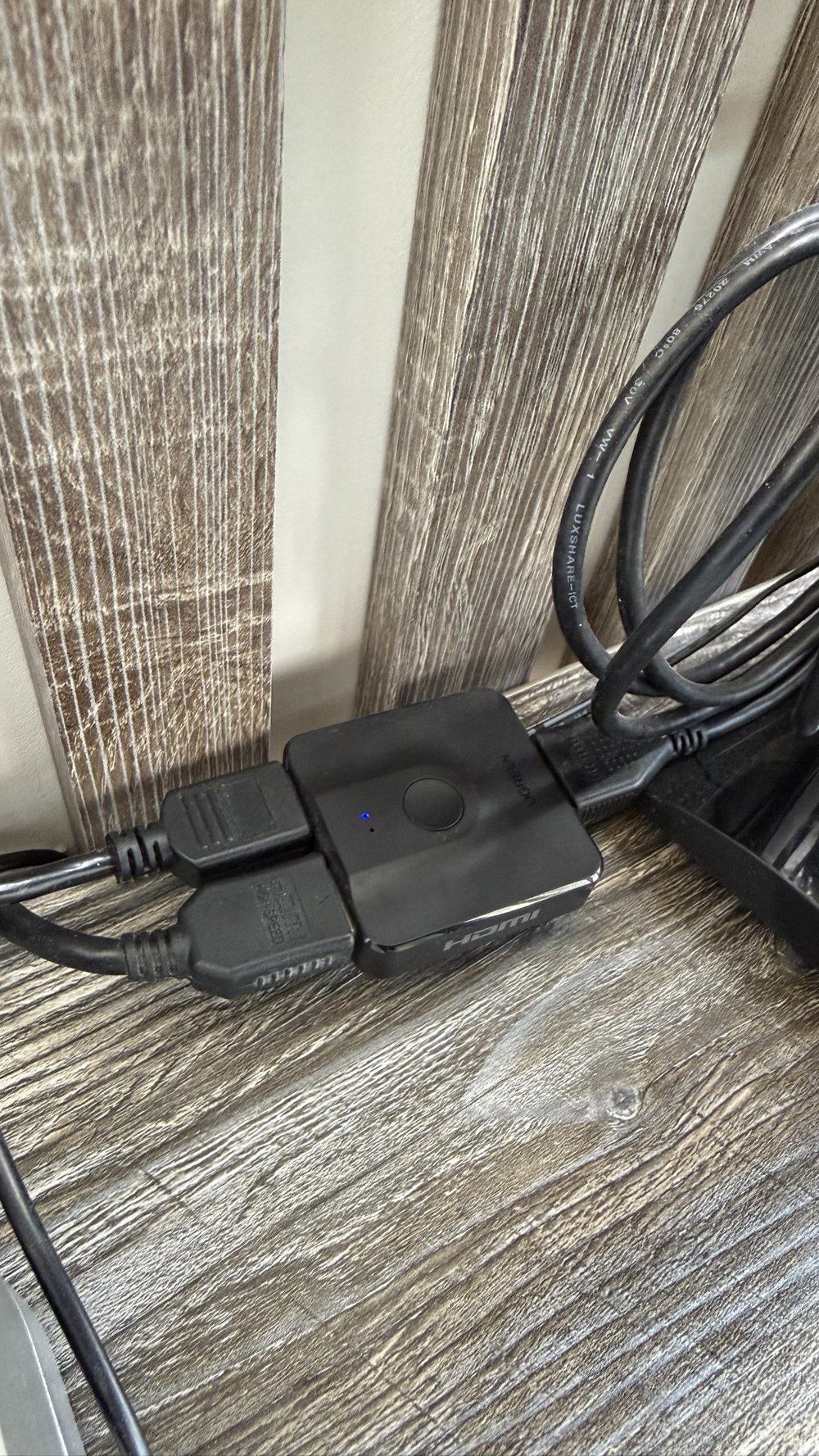 Двунаправленный HDMI-свитч Ugreen с кнопкой переключения и двумя HDMI-кабелями
