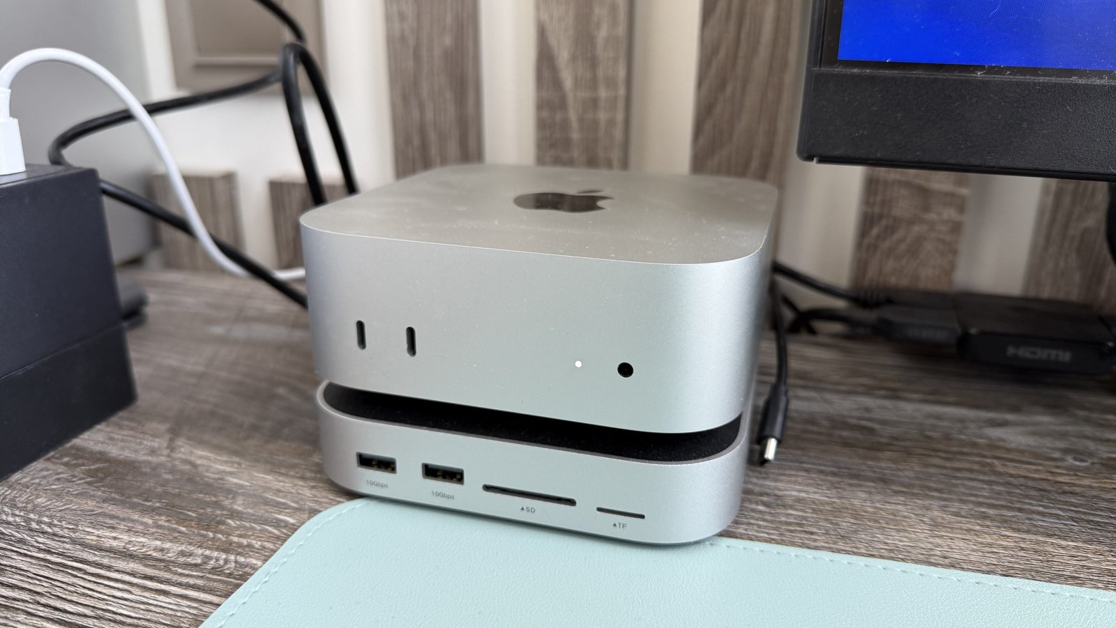 Mac mini M4 на подставке-концентраторе Ugreen с портами USB, SD и microSD